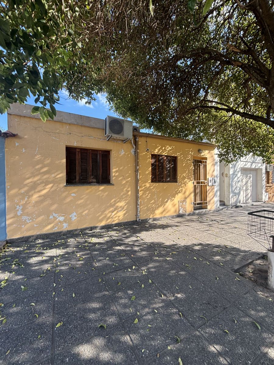 Dos Casas a m de Av Freyre y Parque J. de Garay