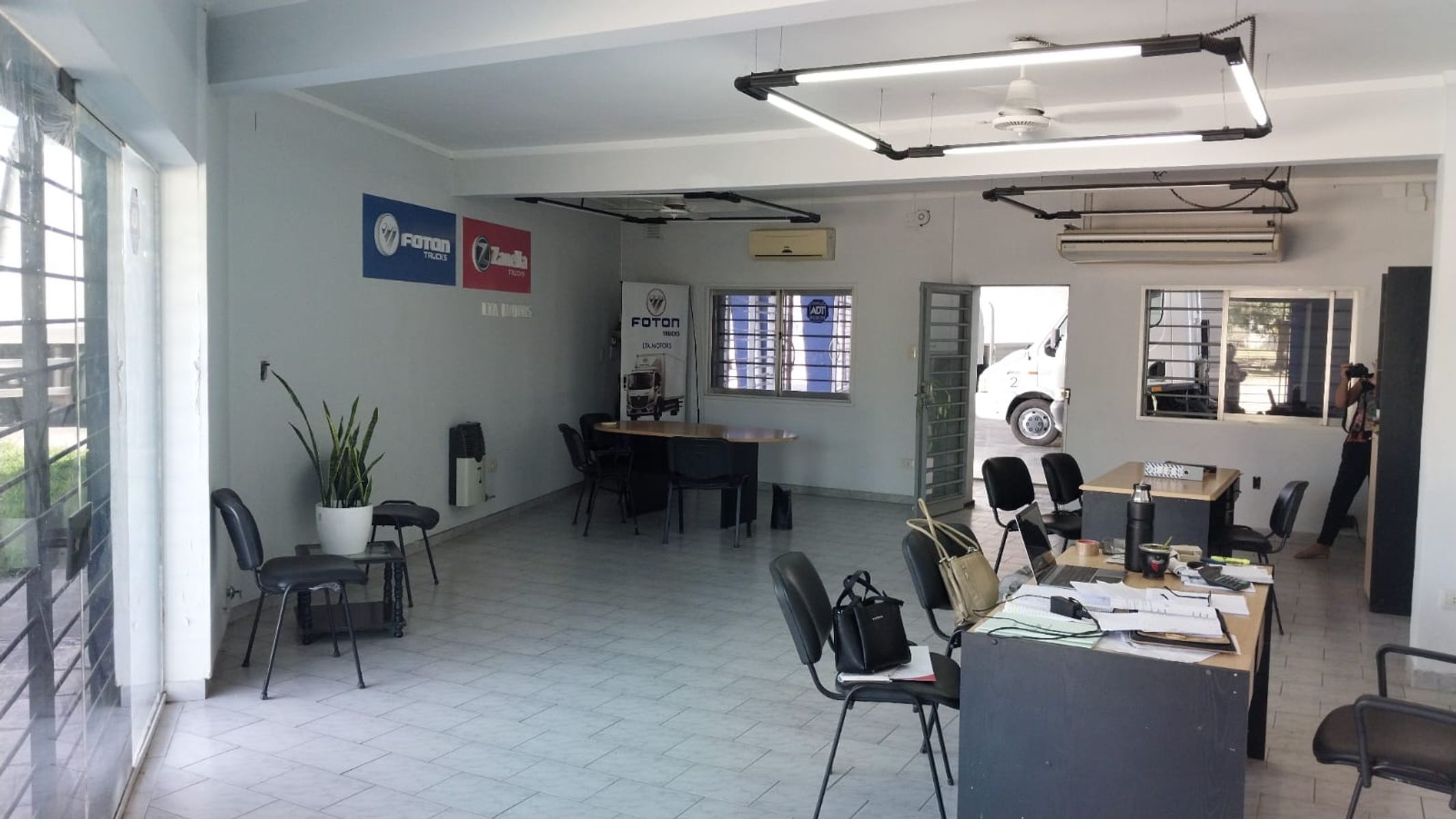 LOCAL COMERCIAL CON PLAYA DE EXPOSICIÓN SOBRE AV. BLAS PARERA - 3