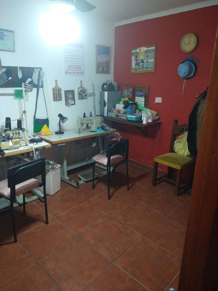 CASA CON GRAN TERRENO EN PASAJE GUIDO AL 1200 - 2