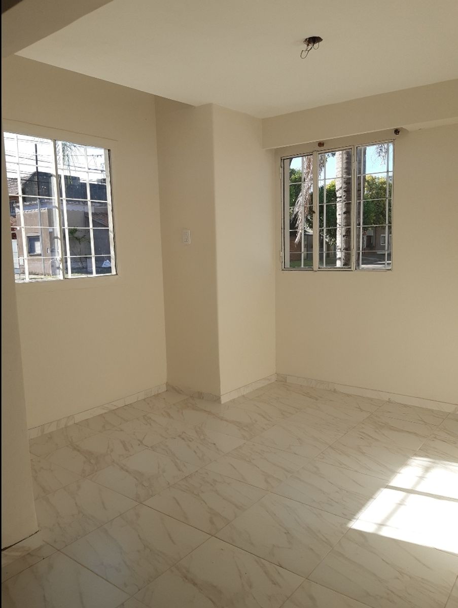 Excelente Casa 3 Dorm., 2 Bñs, Coch. BARRIO 7 JEFES — foto 3