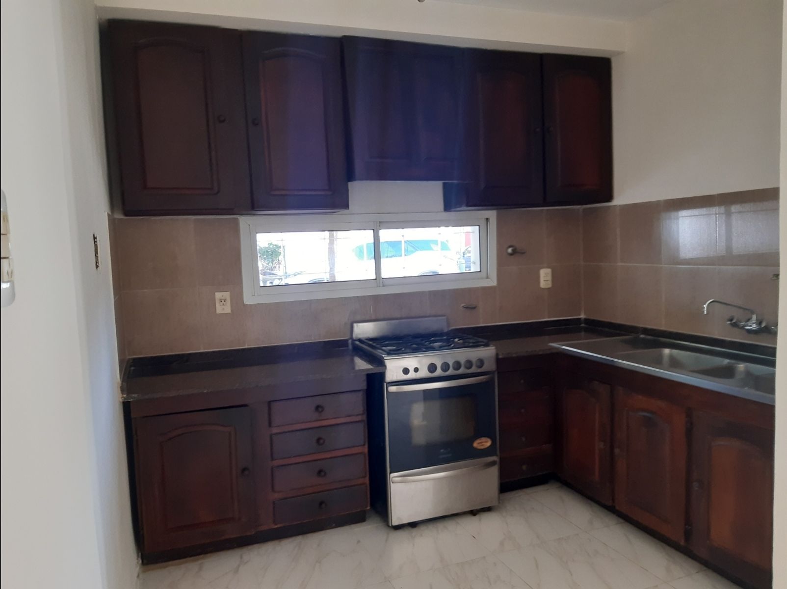 Excelente Casa 3 Dorm., 2 Bñs, Coch. BARRIO 7 JEFES — foto 4