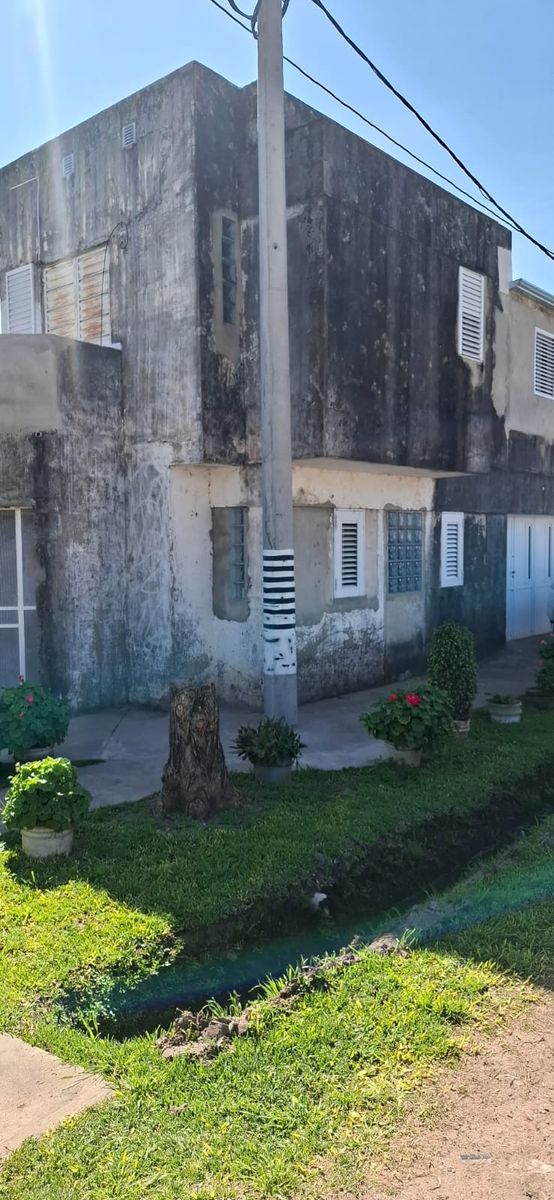 CASA SOBRE ESQUINA EN ZONA NORTE — foto 2