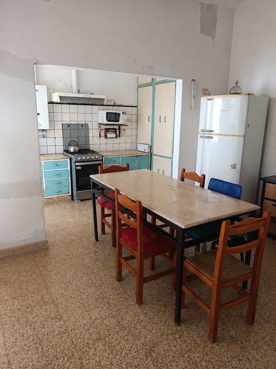Casa muy amplia a 3 cuadras de Av. Freyre - 6