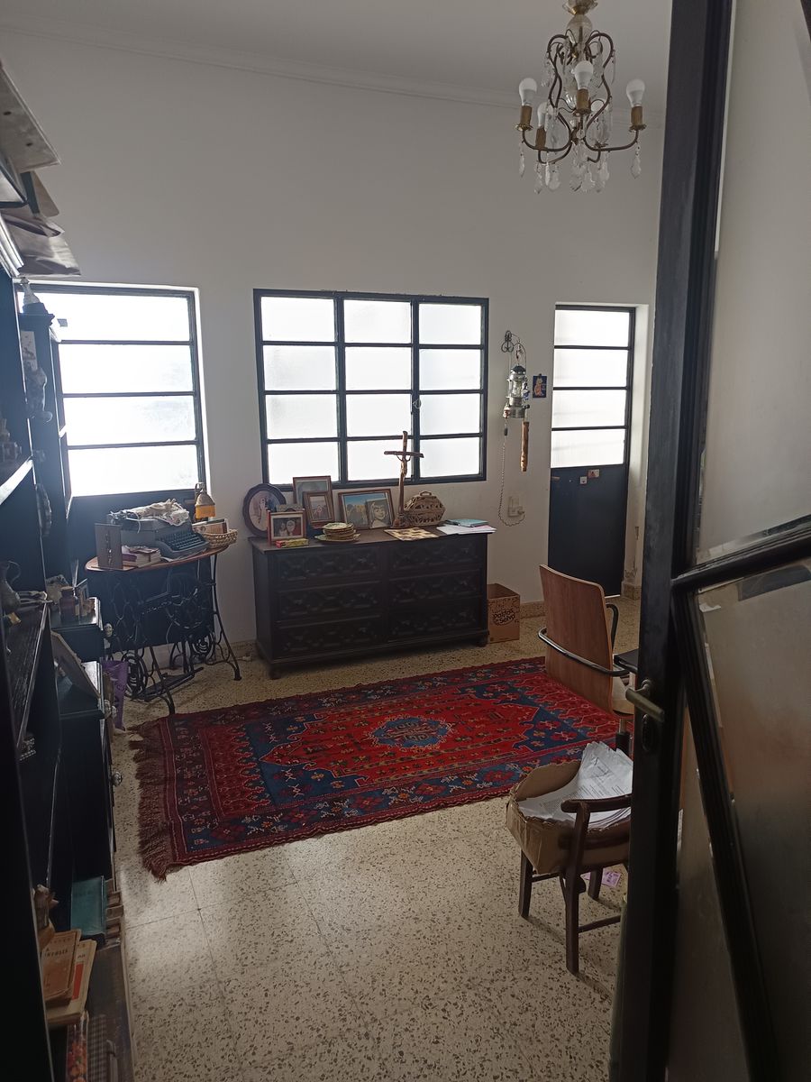 Casa muy amplia a 3 cuadras de Av. Freyre - 14