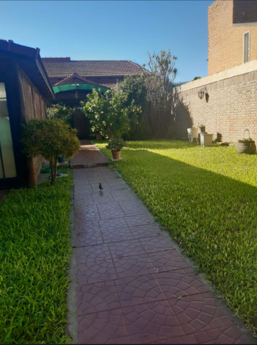 Casa zona Av. Galicia. 3 dormitorios, 2 baños, gran patio y cochera doble - 2