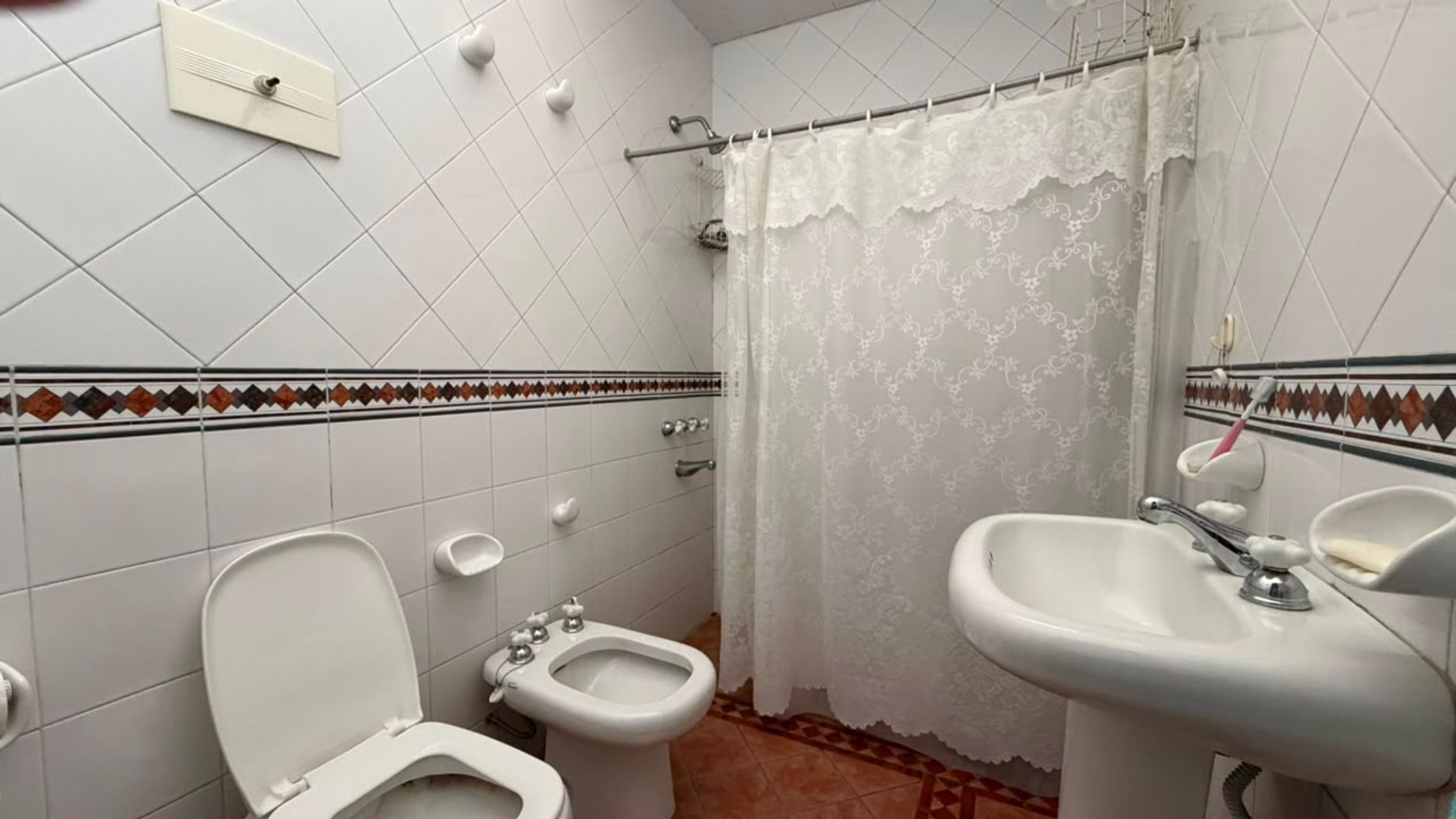 VENTA CASA DE 3 DORMITORIOS CON AMPLIO TERRENO EN URQUIZA 2000 - 3