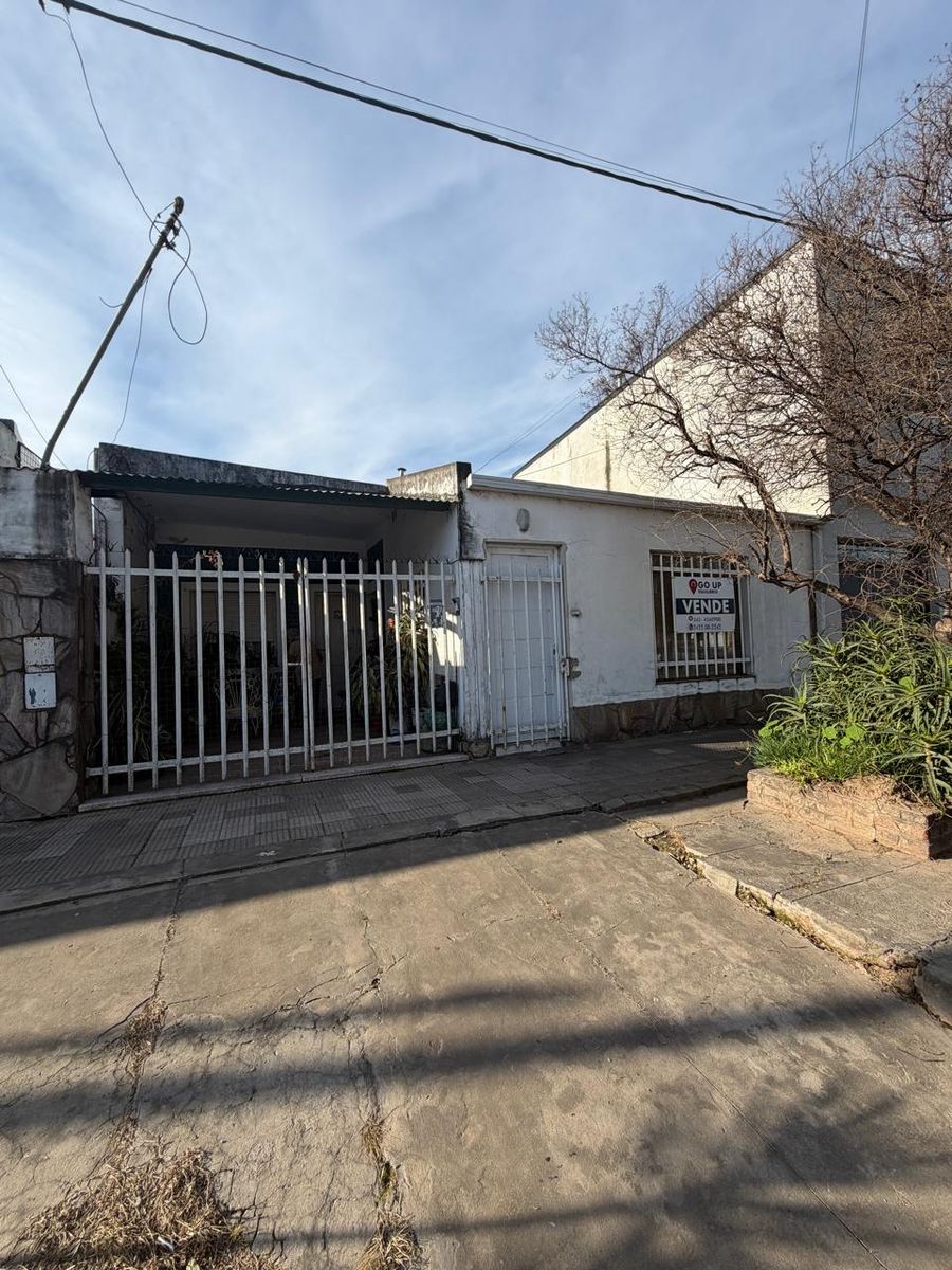 GUADALUPE OESTE - CASA DE BUENAS DIMENSIONES A REFACCIONAR - 1