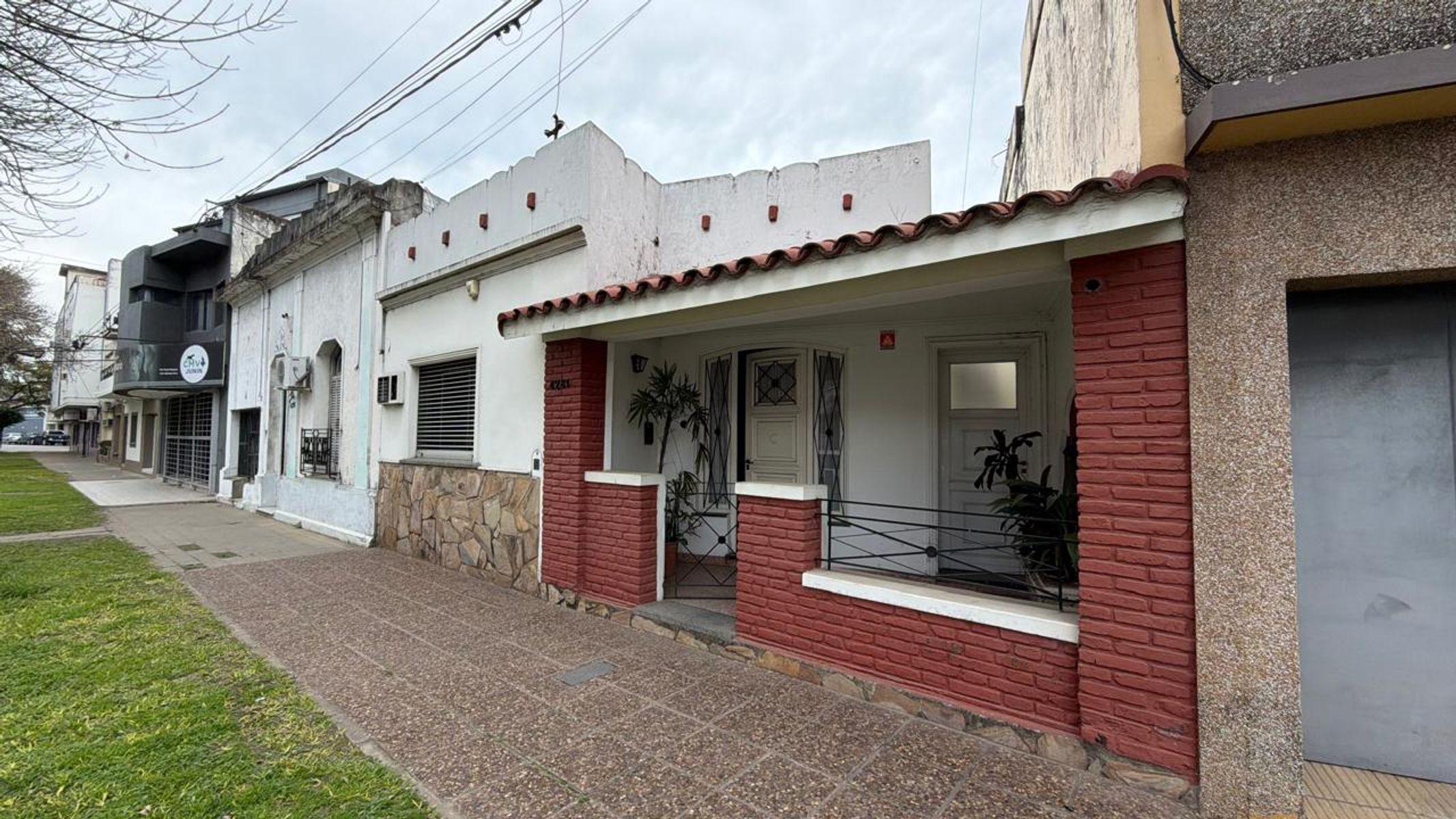 CASA DE 2 DORMITORIOS Y GARAGE EN BARRIO CANDIOTI NORTE - 2