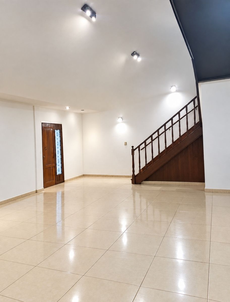 Casa de Categoría en Barrio Guadalupe. A 2 Cuadras de Avenida Costanera — foto 3