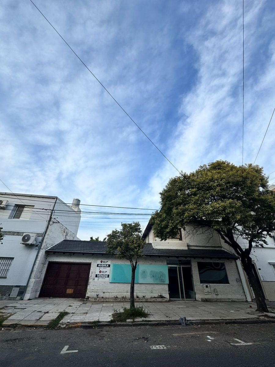Importante Inmueble en Alquiler. Propiedad de 353 m2 ubicada en Hipólito Irigoyen 3049. - 2