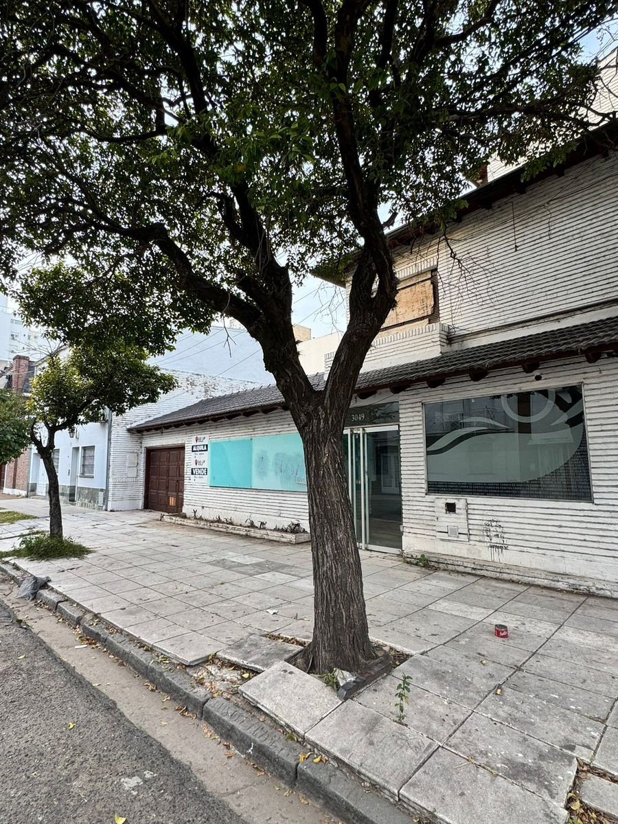 Importante Inmueble en Alquiler. Propiedad de 353 m2 ubicada en Hipólito Irigoyen 3049. - 3