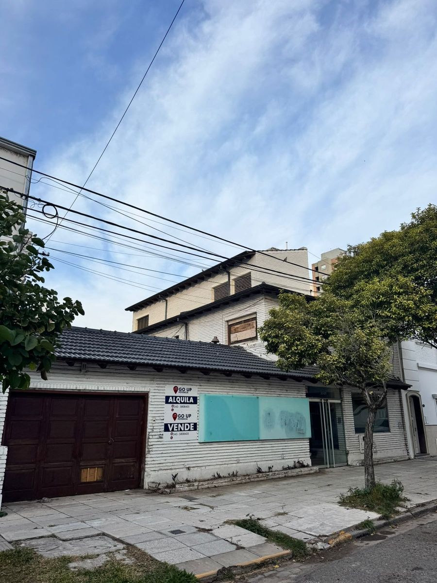 Importante Inmueble en Alquiler. Propiedad de 353 m2 ubicada en Hipólito Irigoyen 3049. - 4