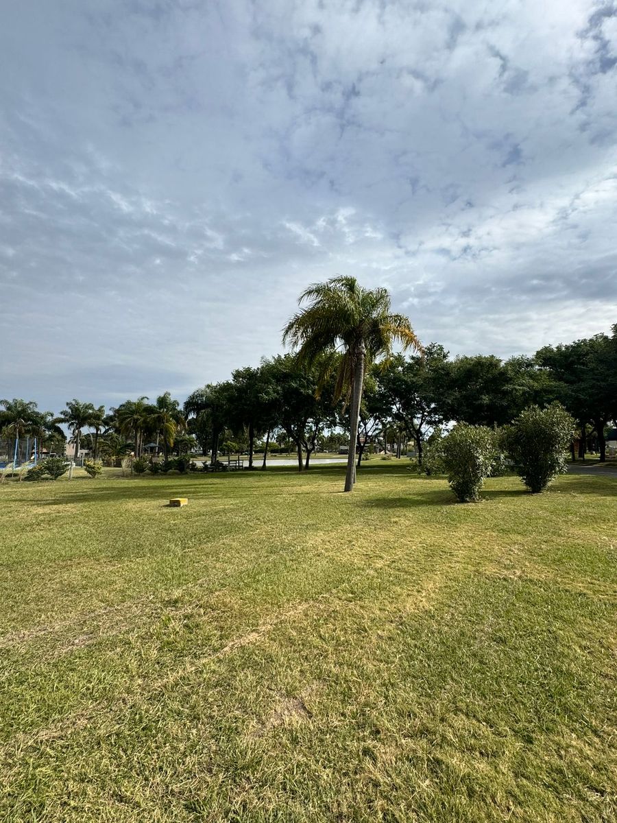 Se VENDE Excepcional terreno en AIRES DEL LLANO. Vista al Lago, sobre el Boulevard principal. - 4