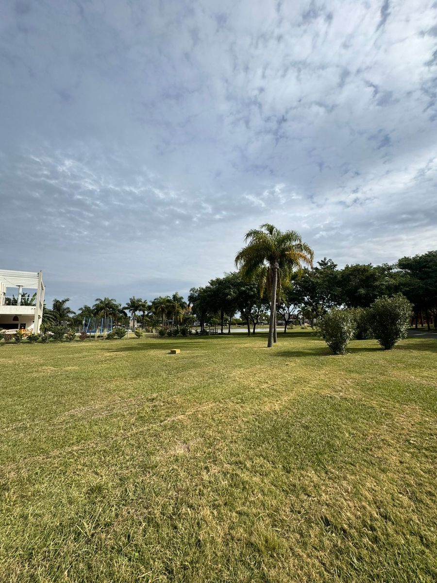 Se VENDE Excepcional terreno en AIRES DEL LLANO. Vista al Lago, sobre el Boulevard principal. - 5