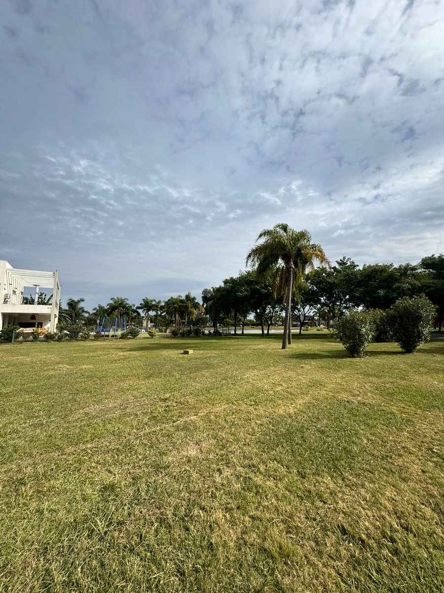 Se VENDE Excepcional terreno en AIRES DEL LLANO. Vista al Lago, sobre el Boulevard principal. - 6