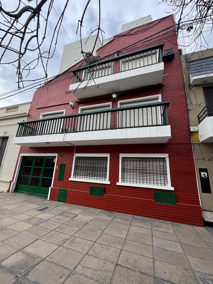 Venta con casa estudio profesional y departamento - 2