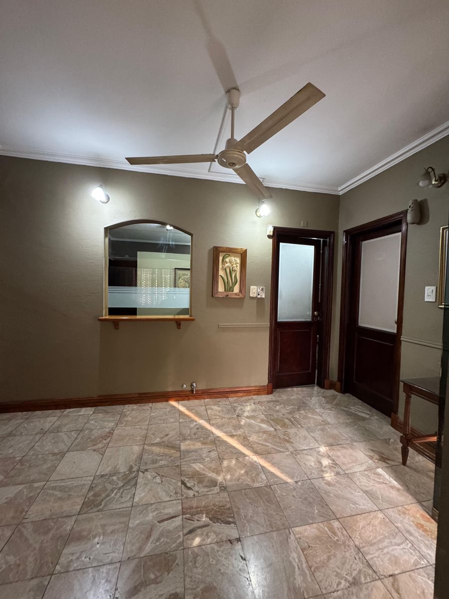 Venta con casa estudio profesional y departamento - 3