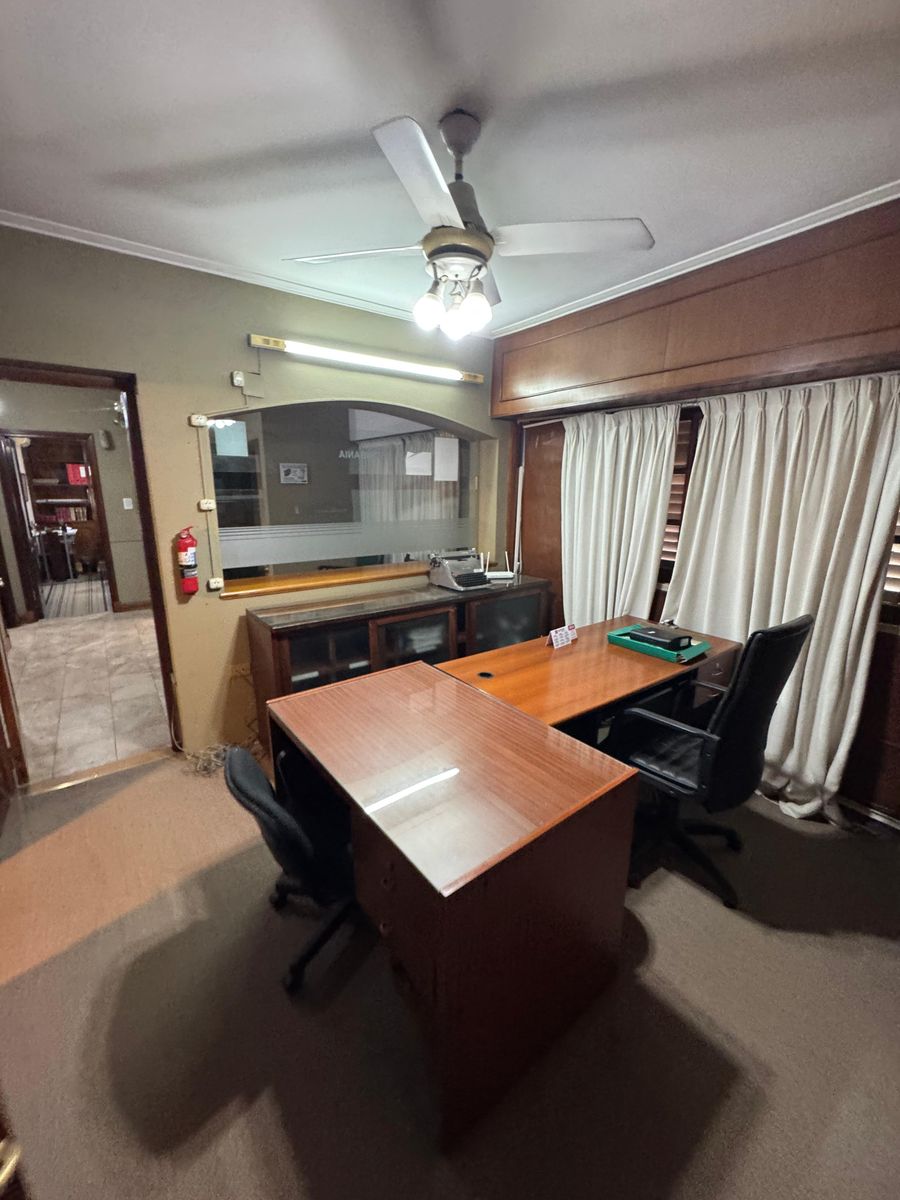 Venta con casa estudio profesional y departamento - 5