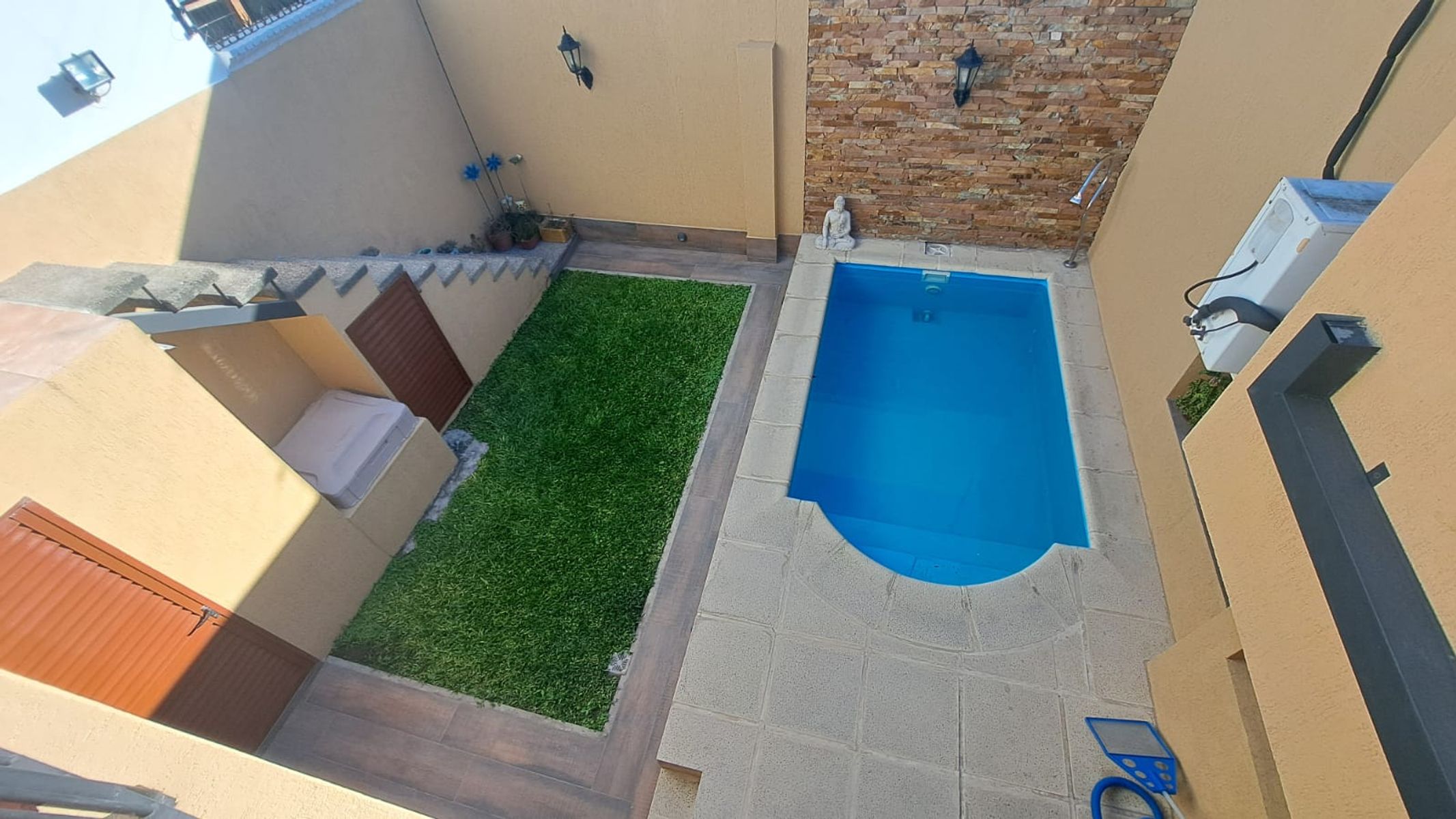 CASA DE 2 DORMITORIOS CON PILETA - 17