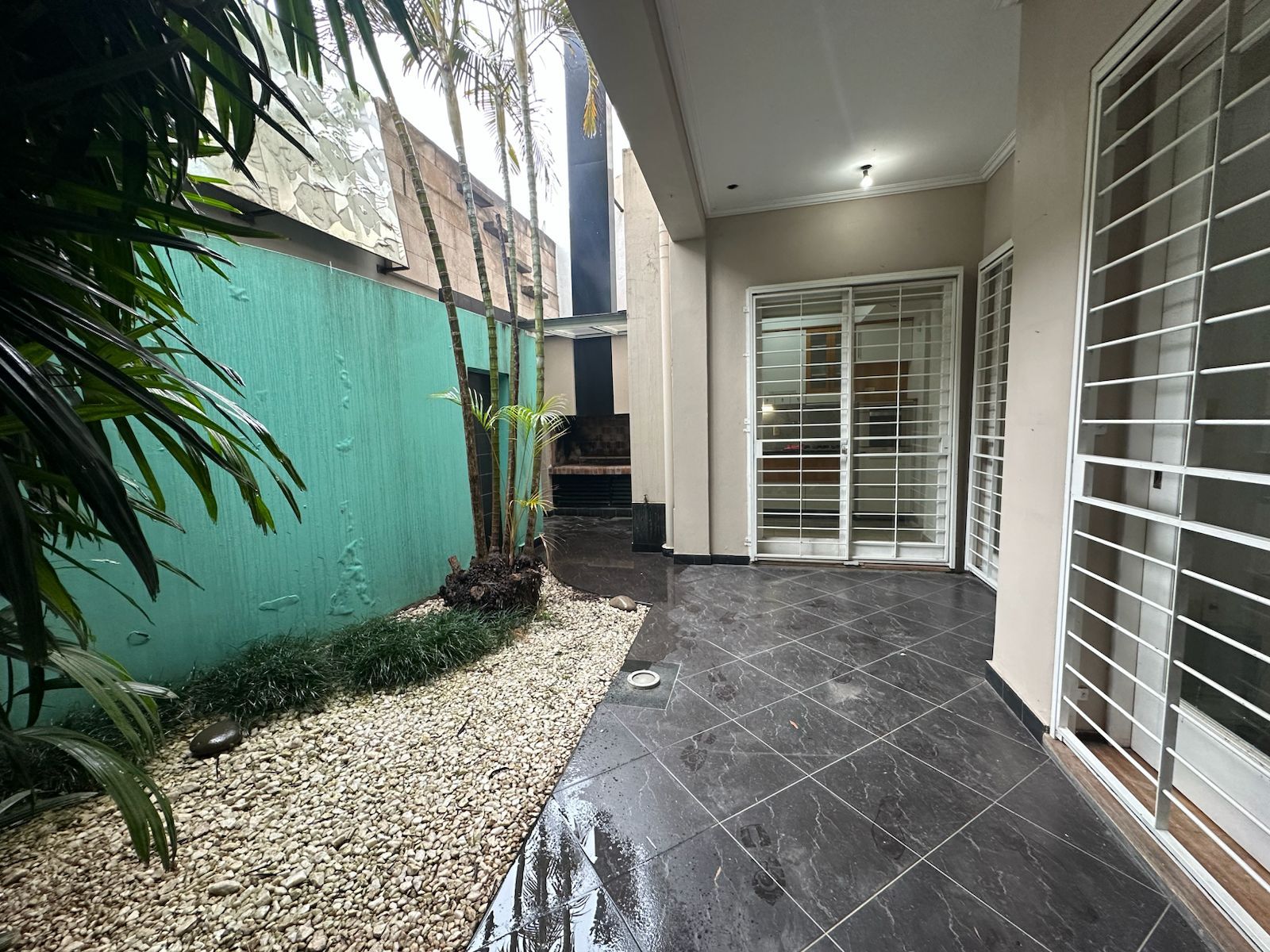 Venta casa con cochera - Barrio Sur - 18