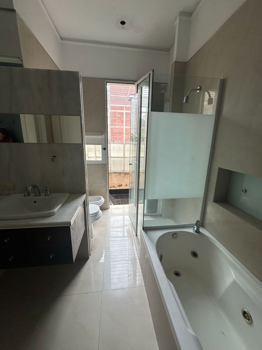 Venta casa con cochera - Barrio Sur - 20