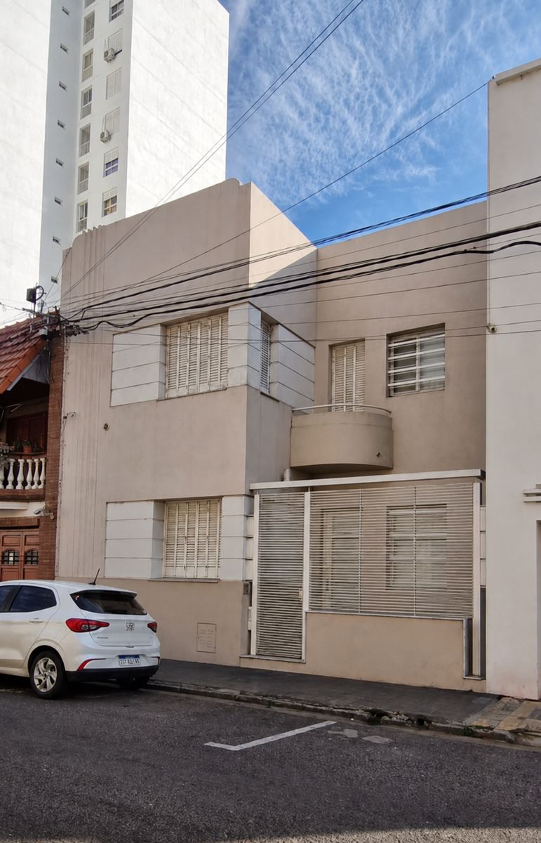 Venta casa con cochera - Barrio Sur - 21