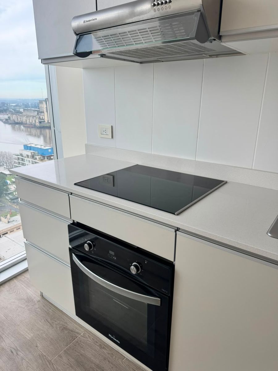 Se ALQUILA excepcional semipiso de categoría en Amarras Center - Torre IV, 2 dormitorios + cochera. - 4