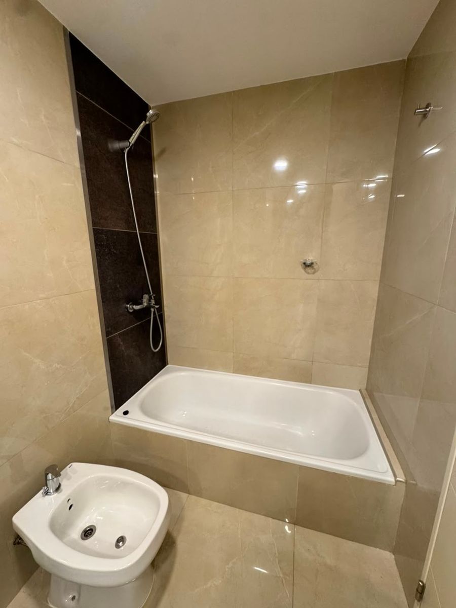 Se ALQUILA excepcional semipiso de categoría en Amarras Center - Torre IV, 2 dormitorios + cochera. - 11