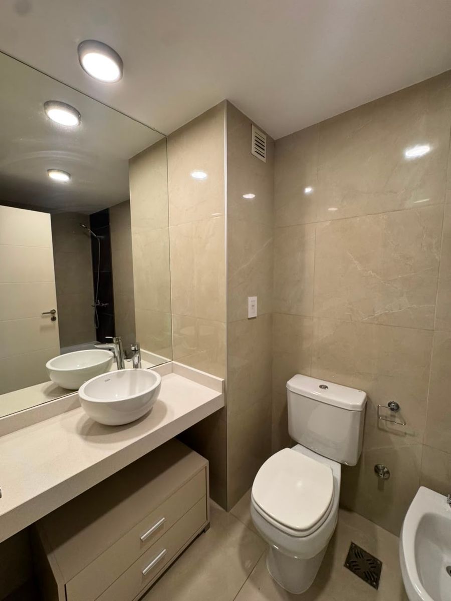 Se ALQUILA excepcional semipiso de categoría en Amarras Center - Torre IV, 2 dormitorios + cochera. - 12