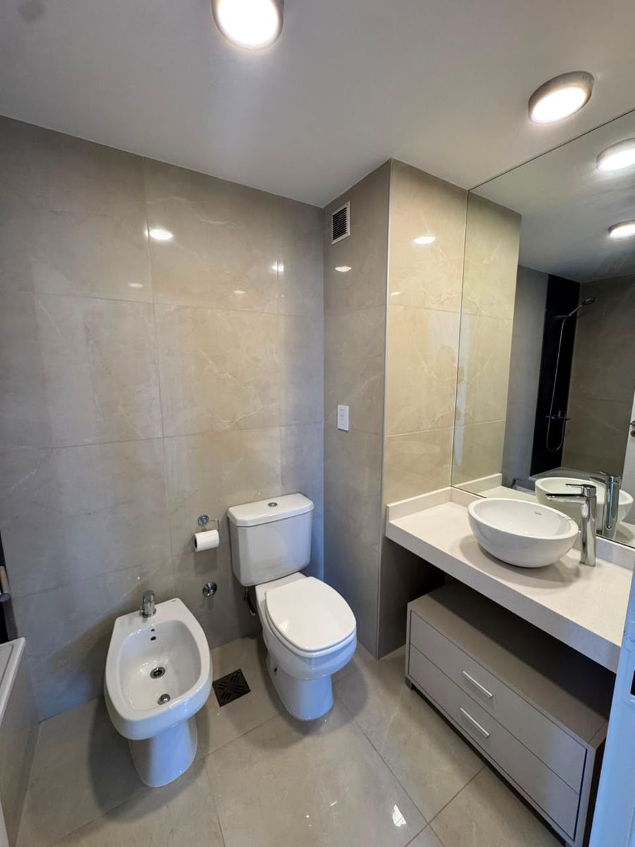 Se ALQUILA excepcional semipiso de categoría en Amarras Center - Torre IV, 2 dormitorios + cochera. - 14