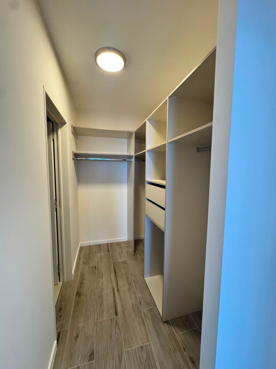 Se ALQUILA excepcional semipiso de categoría en Amarras Center - Torre IV, 2 dormitorios + cochera. - 15