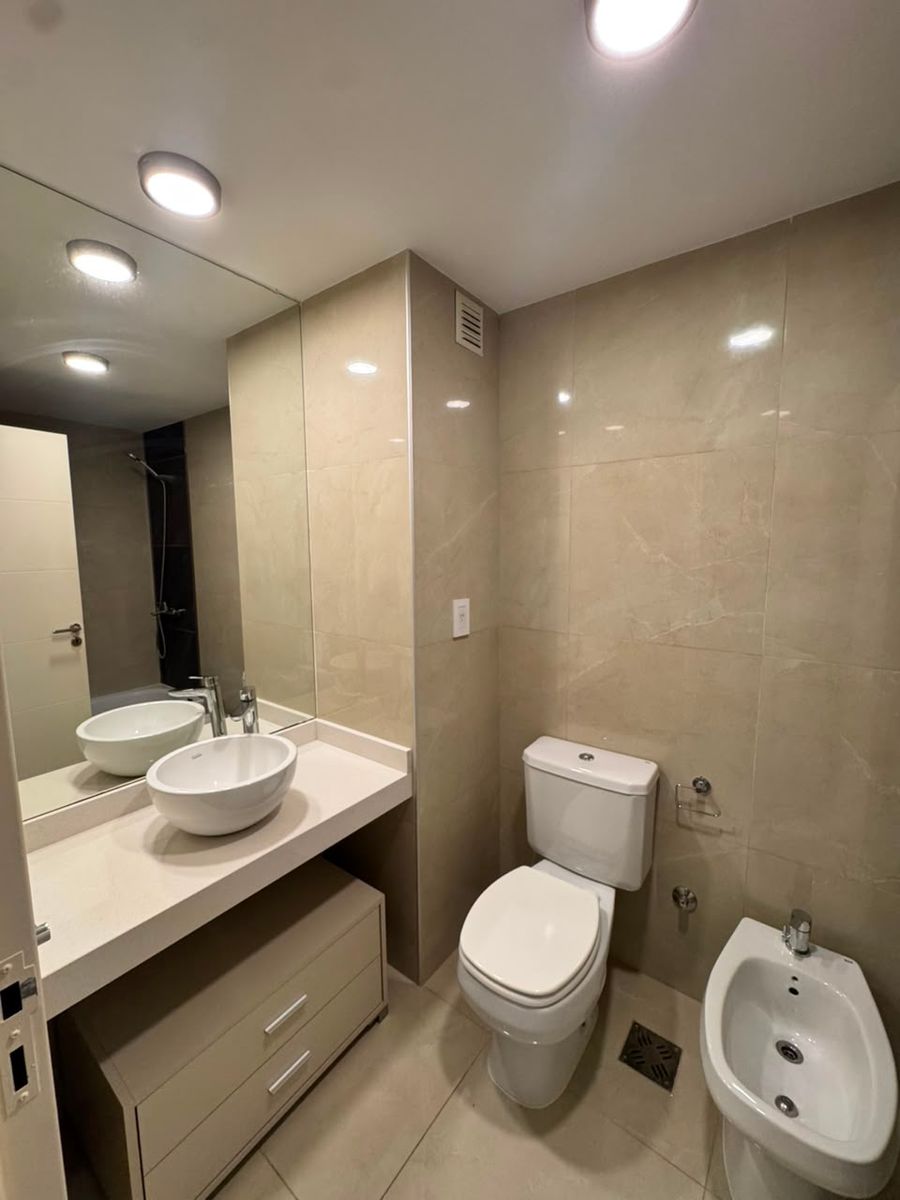 Se ALQUILA excepcional semipiso de categoría en Amarras Center - Torre IV, 2 dormitorios + cochera. - 16