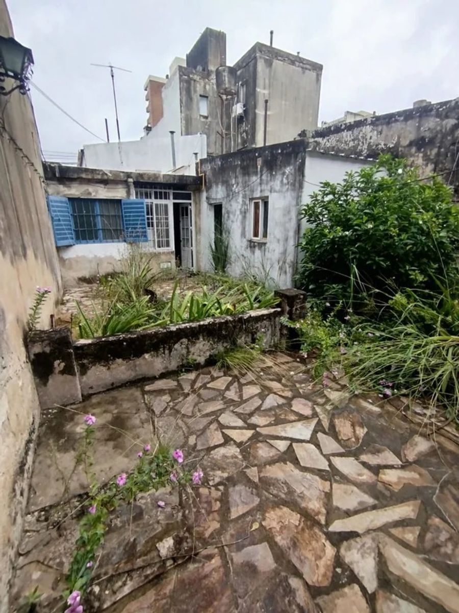 Venta de PH a refaccionar de 3 dormitorios y patio en pleno Recoleta