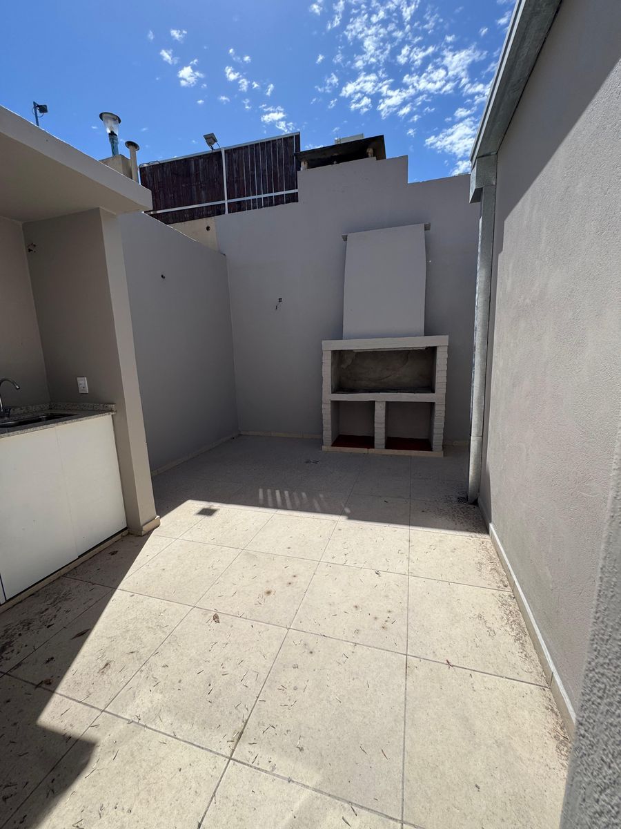 CASA DE DOS DORMITORIOS EN BARRIO CANDIOTI SUR - 11