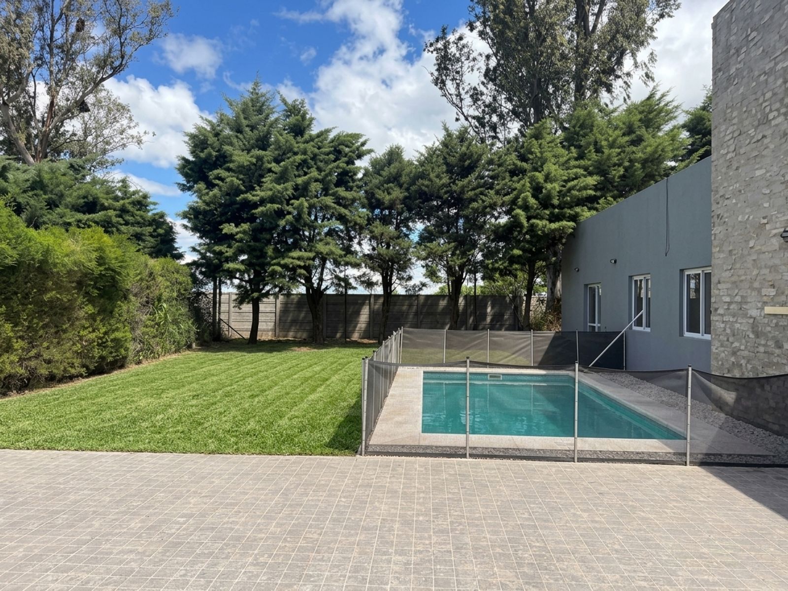 EN VENTA CASA DE 3 DORMITORIOS CON PILETA EN COUNTRY LOS MOLINOS