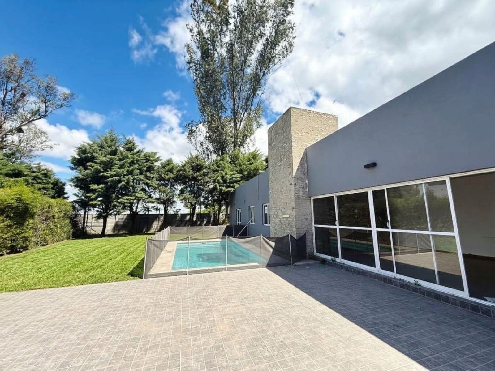 EN VENTA CASA DE 3 DORMITORIOS CON PILETA EN COUNTRY LOS MOLINOS — foto 2