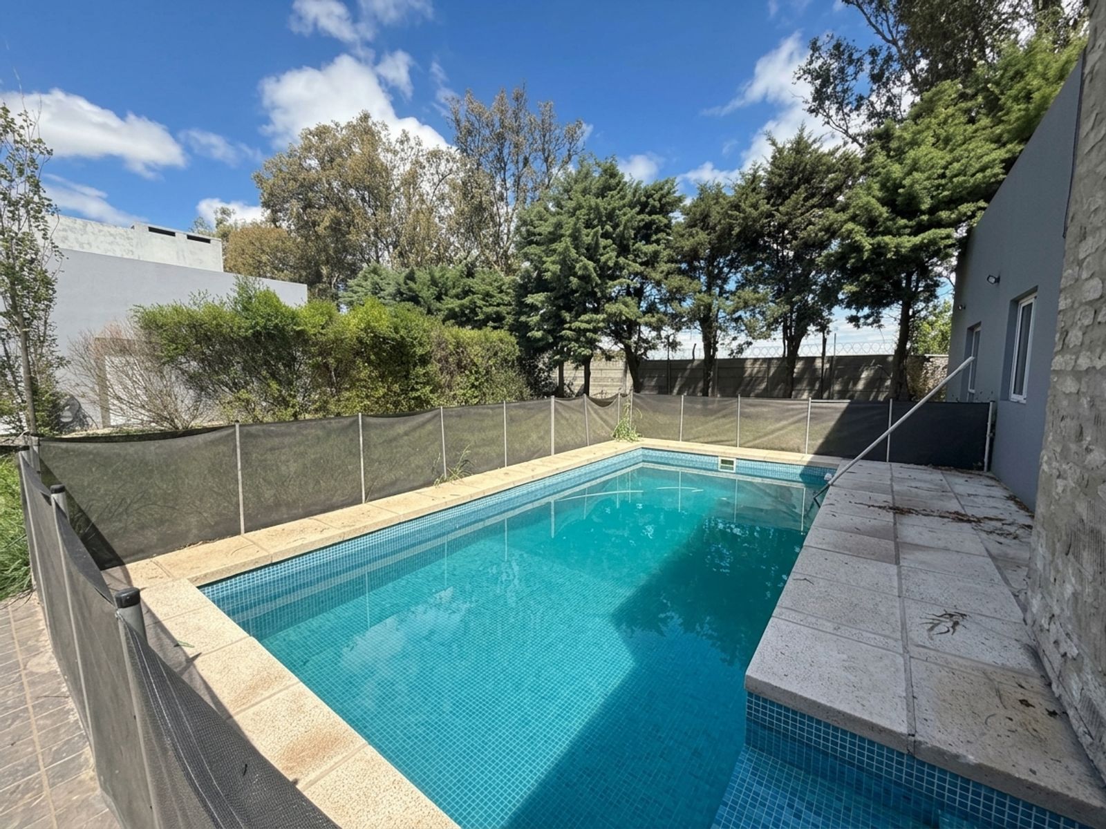 EN VENTA CASA DE 3 DORMITORIOS CON PILETA EN COUNTRY LOS MOLINOS — foto 3