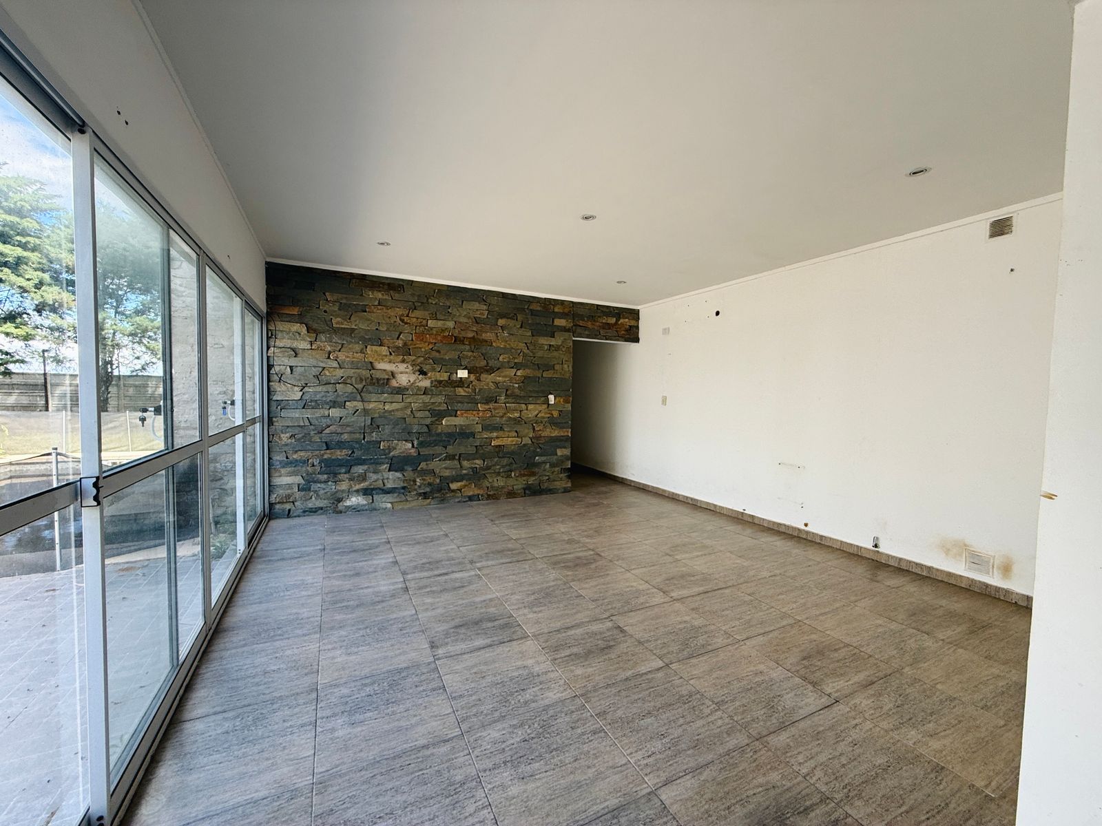 EN VENTA CASA DE 3 DORMITORIOS CON PILETA EN COUNTRY LOS MOLINOS — foto 5