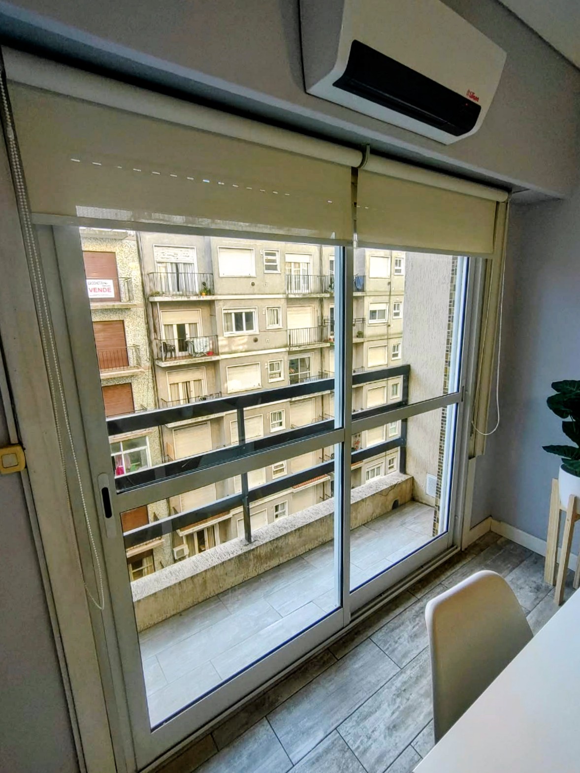 1 Ambientes a la calle Con Balcon - 1
