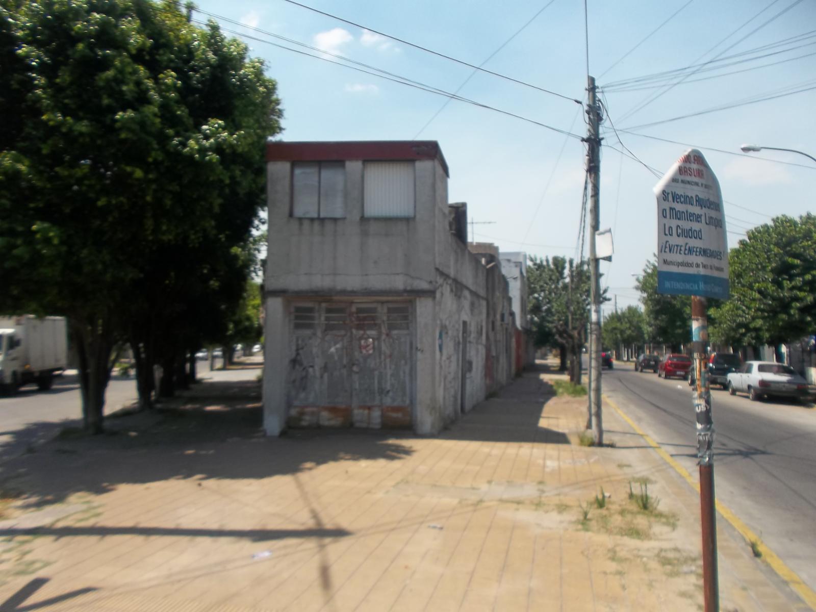 CASA EN ESQUINA - SUIZA AL 2800 - CASEROS - 3 DE FEBRERO