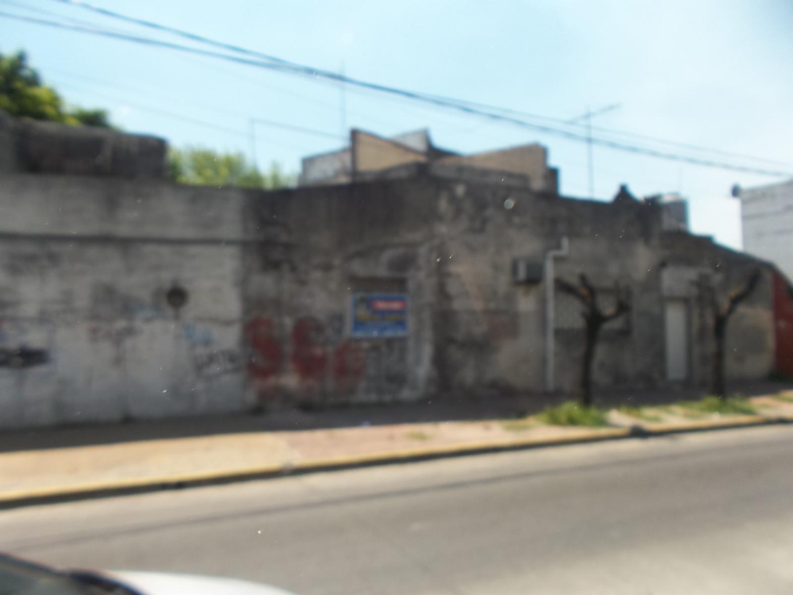 CASA EN ESQUINA - SUIZA AL 2800 - CASEROS - 3 DE FEBRERO — foto 2