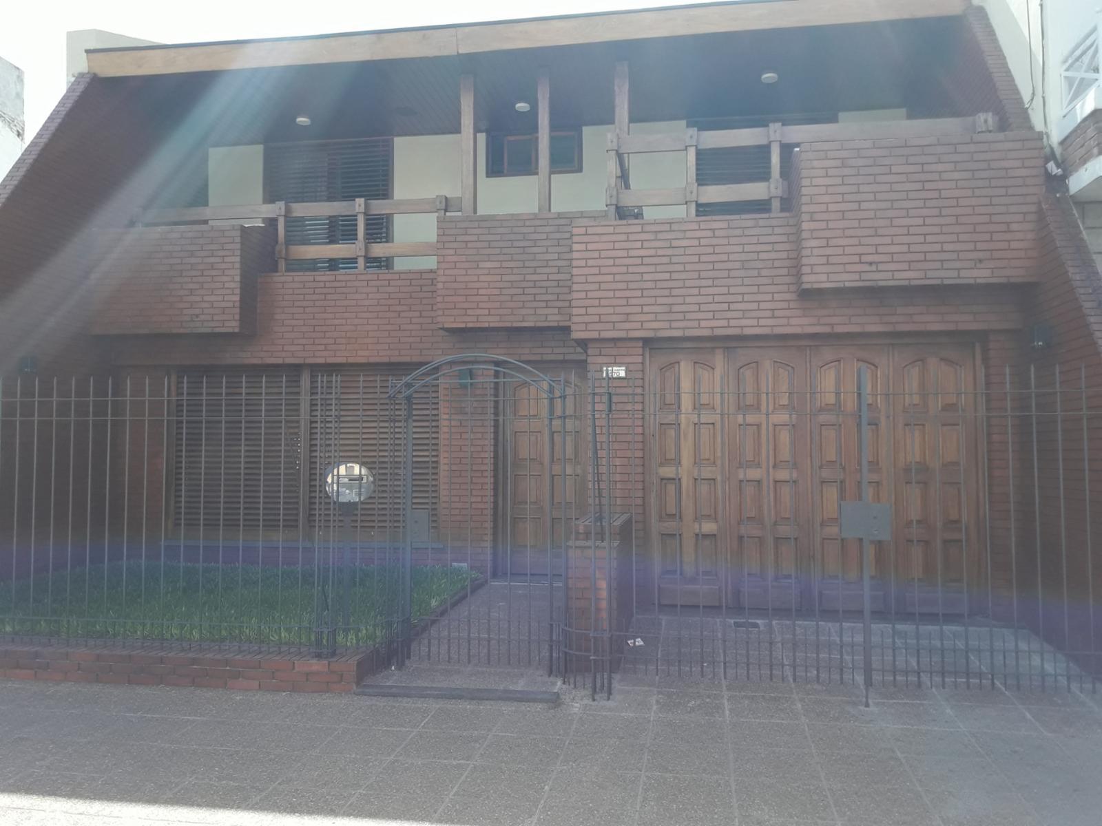 CASA 5 AMB. GGE . FDO. PILETA. PARRILLA.- SAN MARTIN 500 - Ramos Mejía