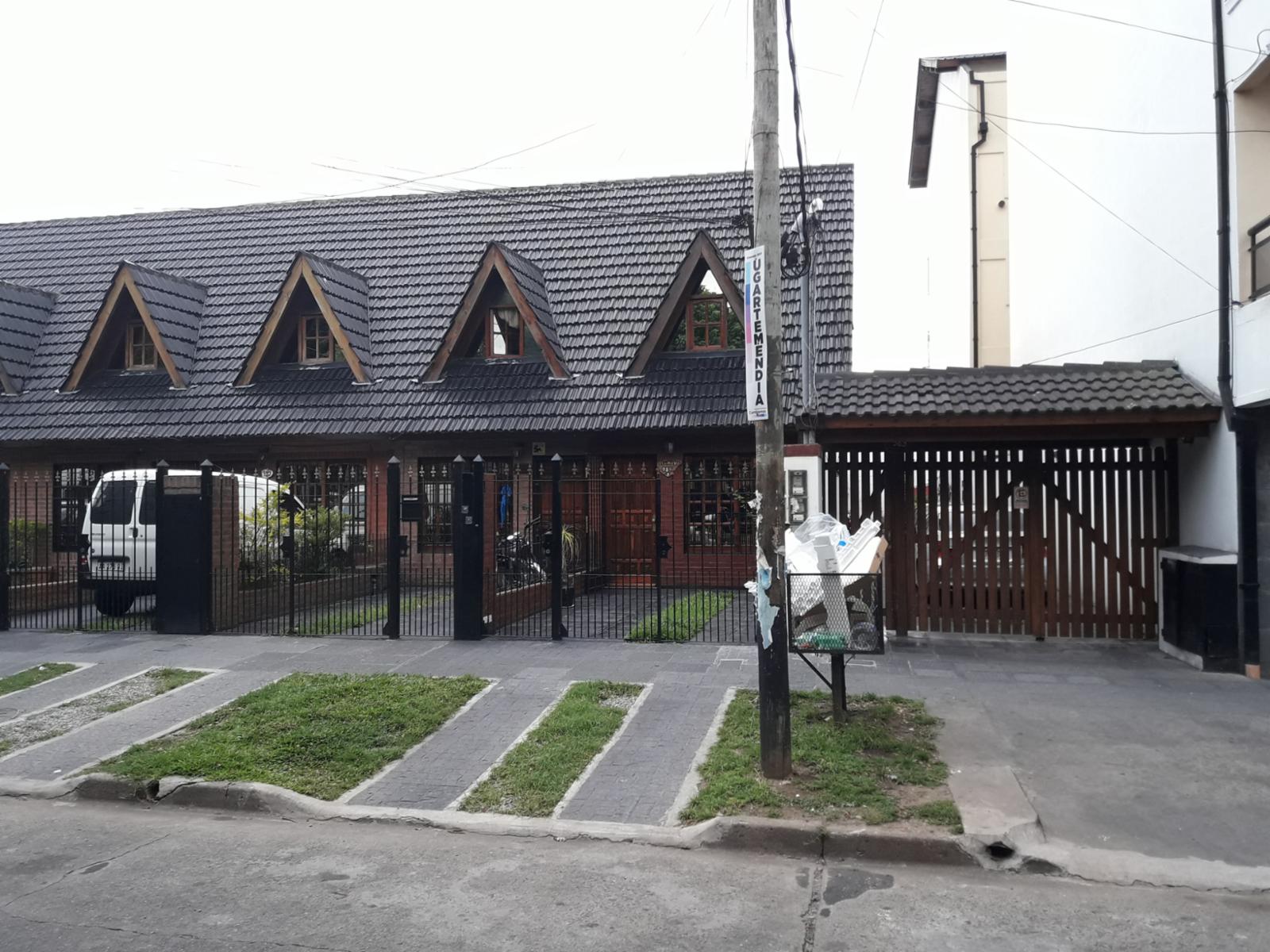 DUPLEX 2 1/2 AMB. c/ENTRADA DE AUTO - 25 DE MAYO al 900 - MORON