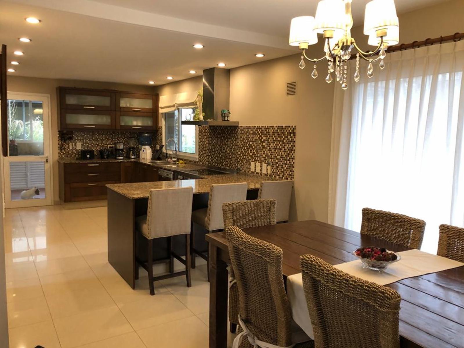 CASA EN Bº CERRADO - ALTOS DEL SOL- P. LELOIR — foto 5