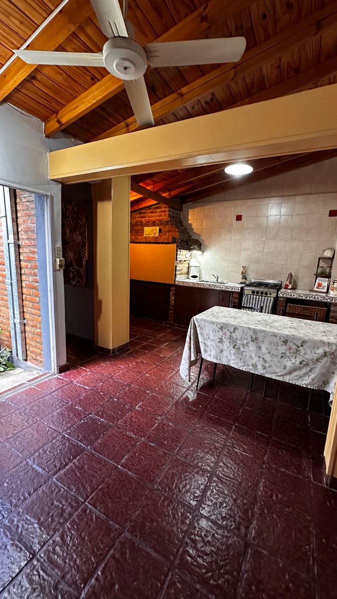 Casa 4 Amb. Cochera.Parque.Quincho. APTA CREDITO - Caseros 42 - Ramos Mejía - 11