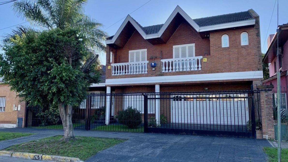 Chalet 6 Ambientes En Venta En Hermosa Zona - Sevillano Negocios Inmobiliarios — foto 2