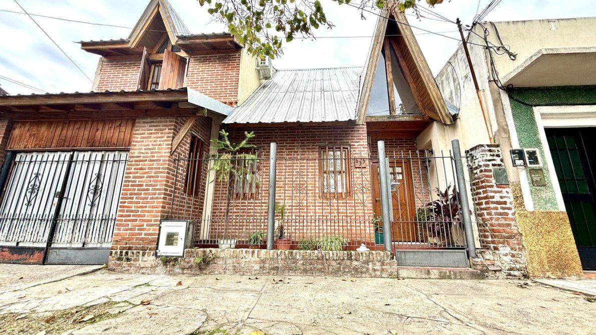 Casa 4 ambientes en venta con garage y jardin, ACEPTA PERMUTA DE MENOR VALOR — foto 3