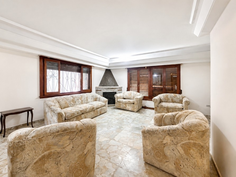 Amplio Chalet En Esquina Con Jardín, Patio Y Doble Entrada - Sevillano Negocios Inmobiliarios — foto 2