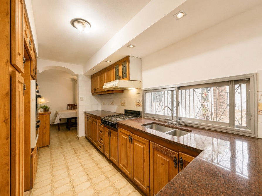 Amplio Chalet En Esquina Con Jardín, Patio Y Doble Entrada - Sevillano Negocios Inmobiliarios — foto 5