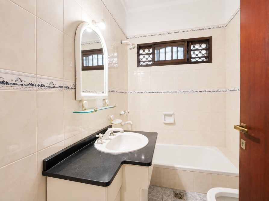 Amplio Chalet En Esquina Con Jardín, Patio Y Doble Entrada - Sevillano Negocios Inmobiliarios — foto 7